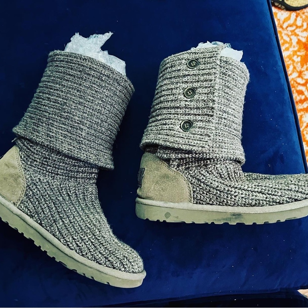 ⭐️ UGG GRAY SWEATER BOOTS SIZE 6 IRREGULAR. OTHERWISE EUC SIZE 6 SEE description
